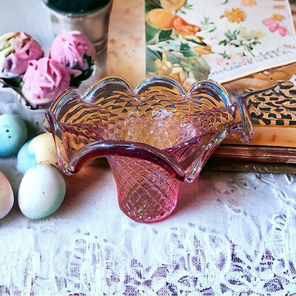 Gorgeous vintage glass diamond basket weave basket / vase / bowl with scalloped - Picture 7 of 13